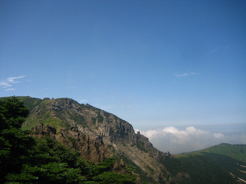漢拏山（ハルラサン）は溶岩洞窟があるチェジュ島の活火山！見どころや